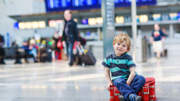Kid_with_his_luggage_800x515_tcm542-558662