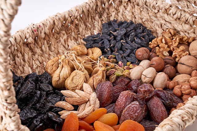nuts-4692360_640